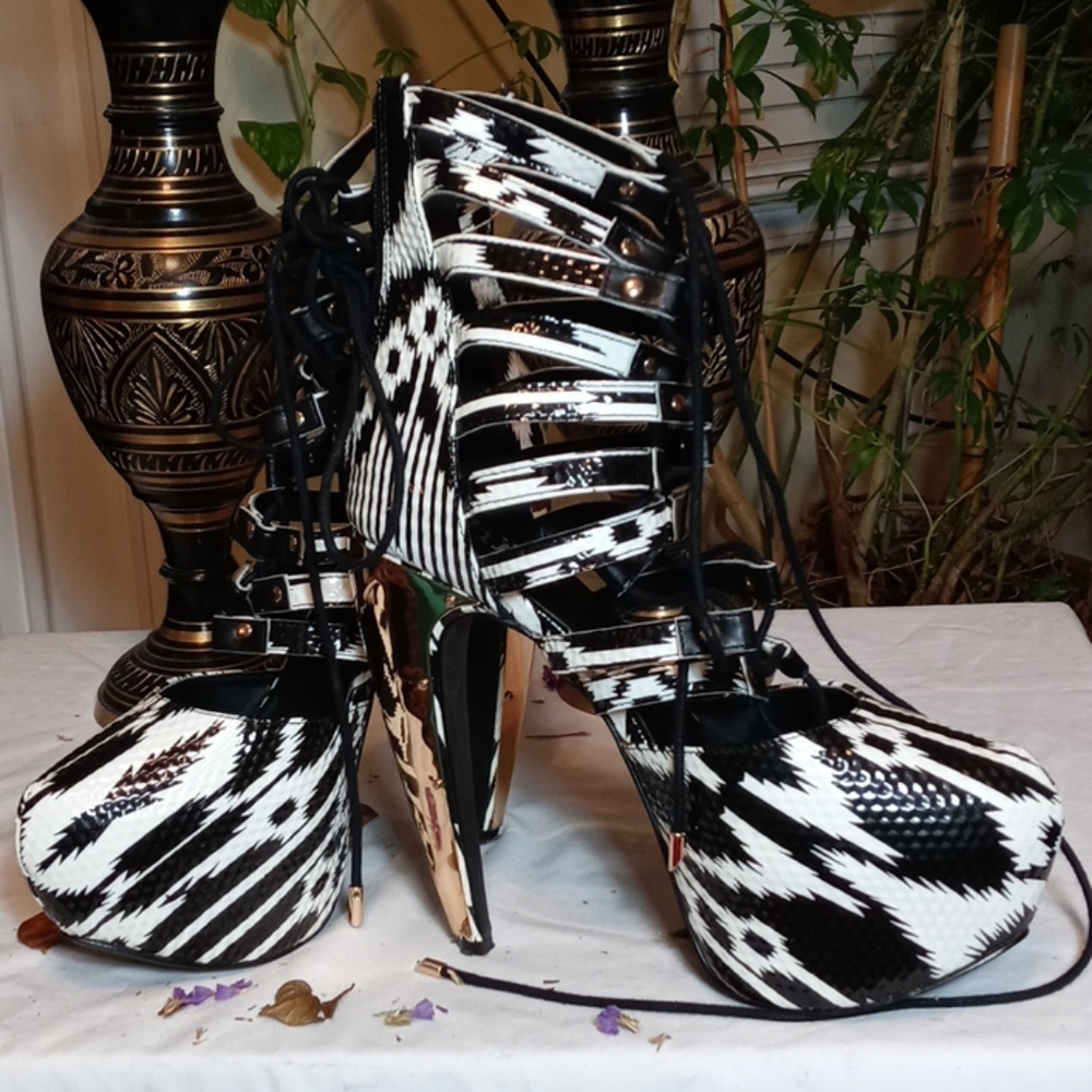 Shi by Journeys "get nasty" lace up platform heels